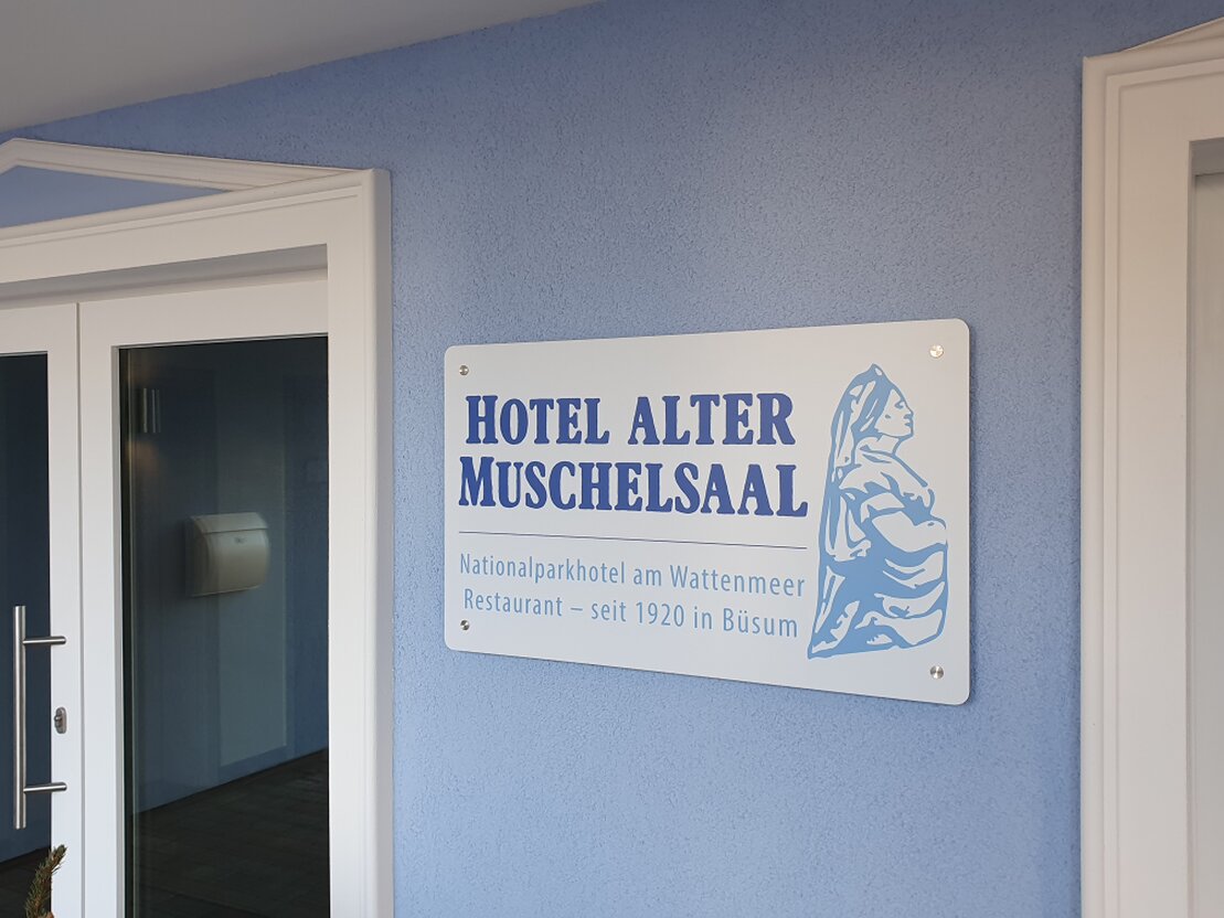 Namensschild an einer Haustür einer Ferienwohnung