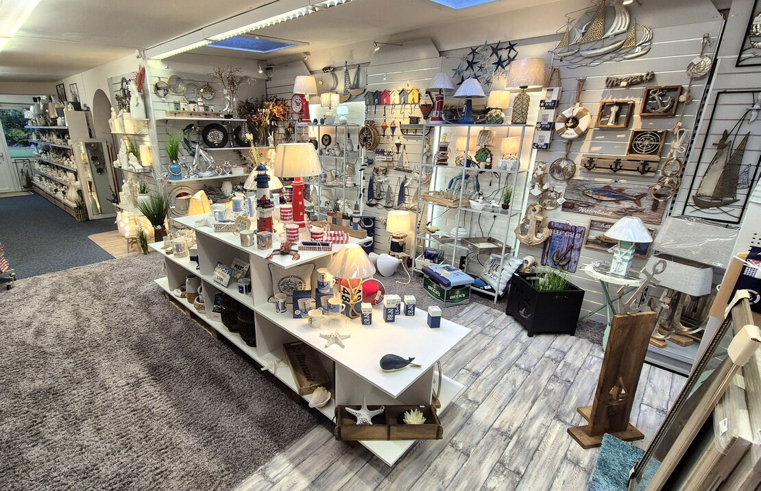 Dekorative Tischlampen und Accessoires auf einem Sideboard
