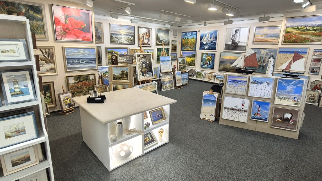 Maritime Gemälde an der Wand einer Galerie