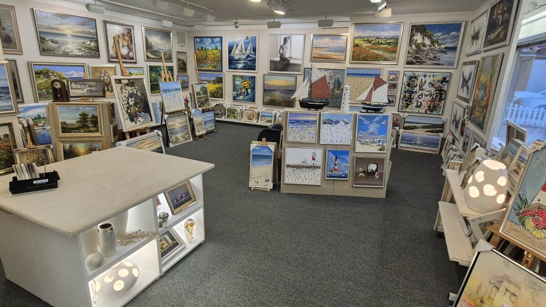 Galeriewand mit verschiedenen gerahmten Gemälden
