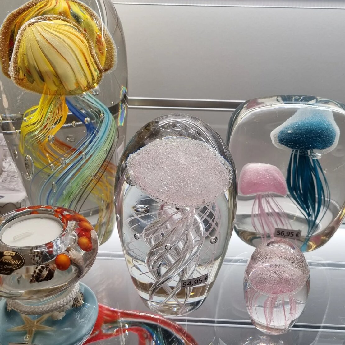 Farbige Glaskunst-Objekte im Schaufenster