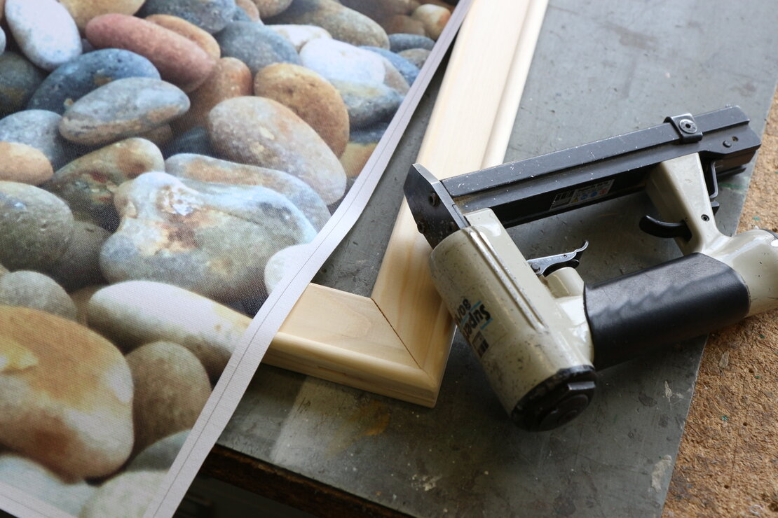 Leinwand wird auf einen Keilrahmen gespannt