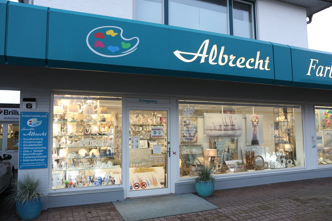 Blick in eine Kunstgalerie mit gerahmten Bildern an der Wand